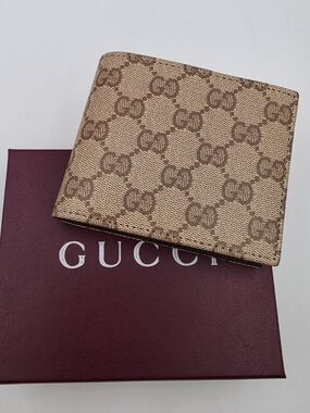 Gucci Essence GG Supreme Classic Coated Canvas Bi-Fold wallet. Style 876390..